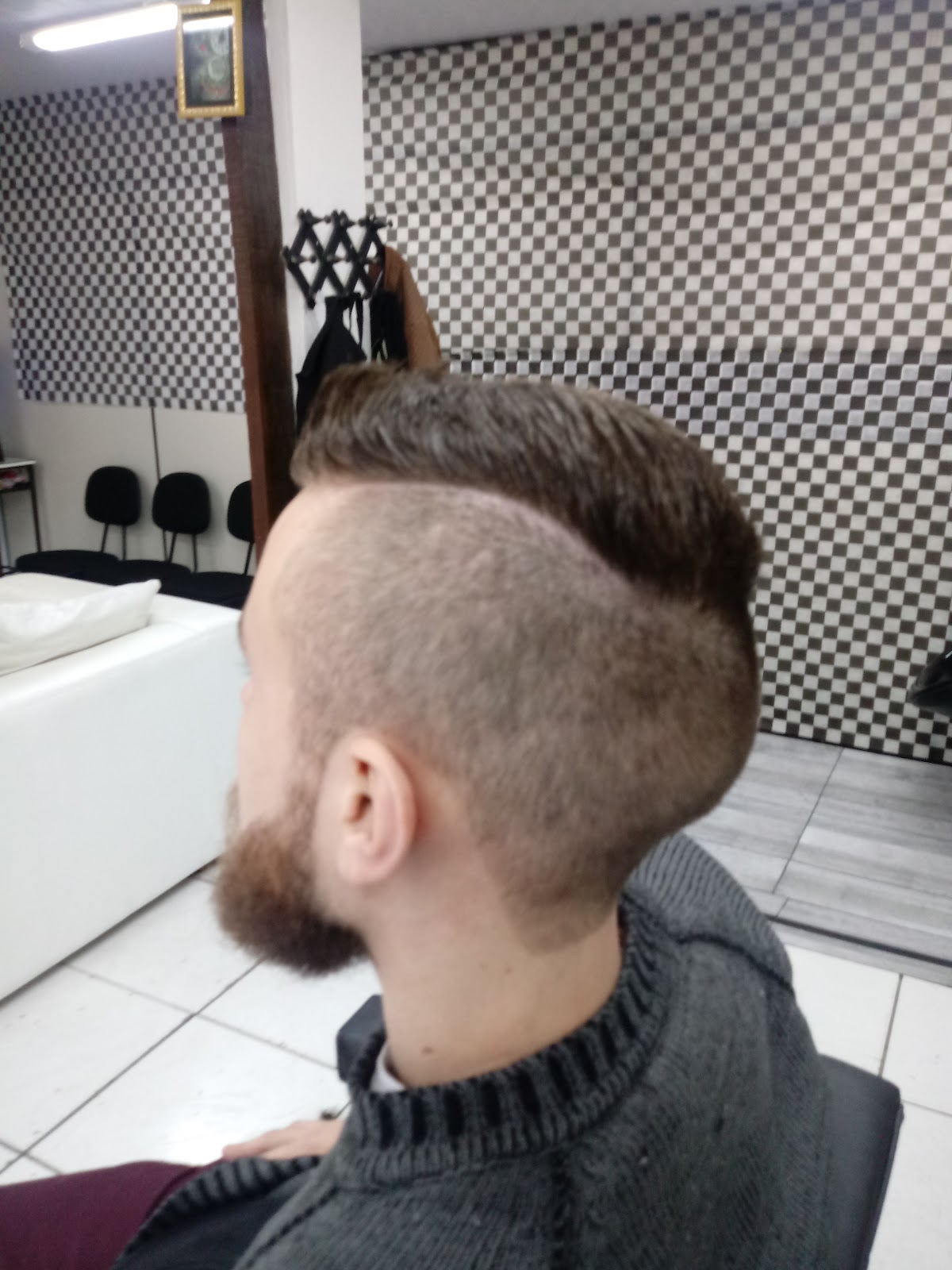 Corte de cabelo com contorno de barba feito na Barbearia Ponto 47