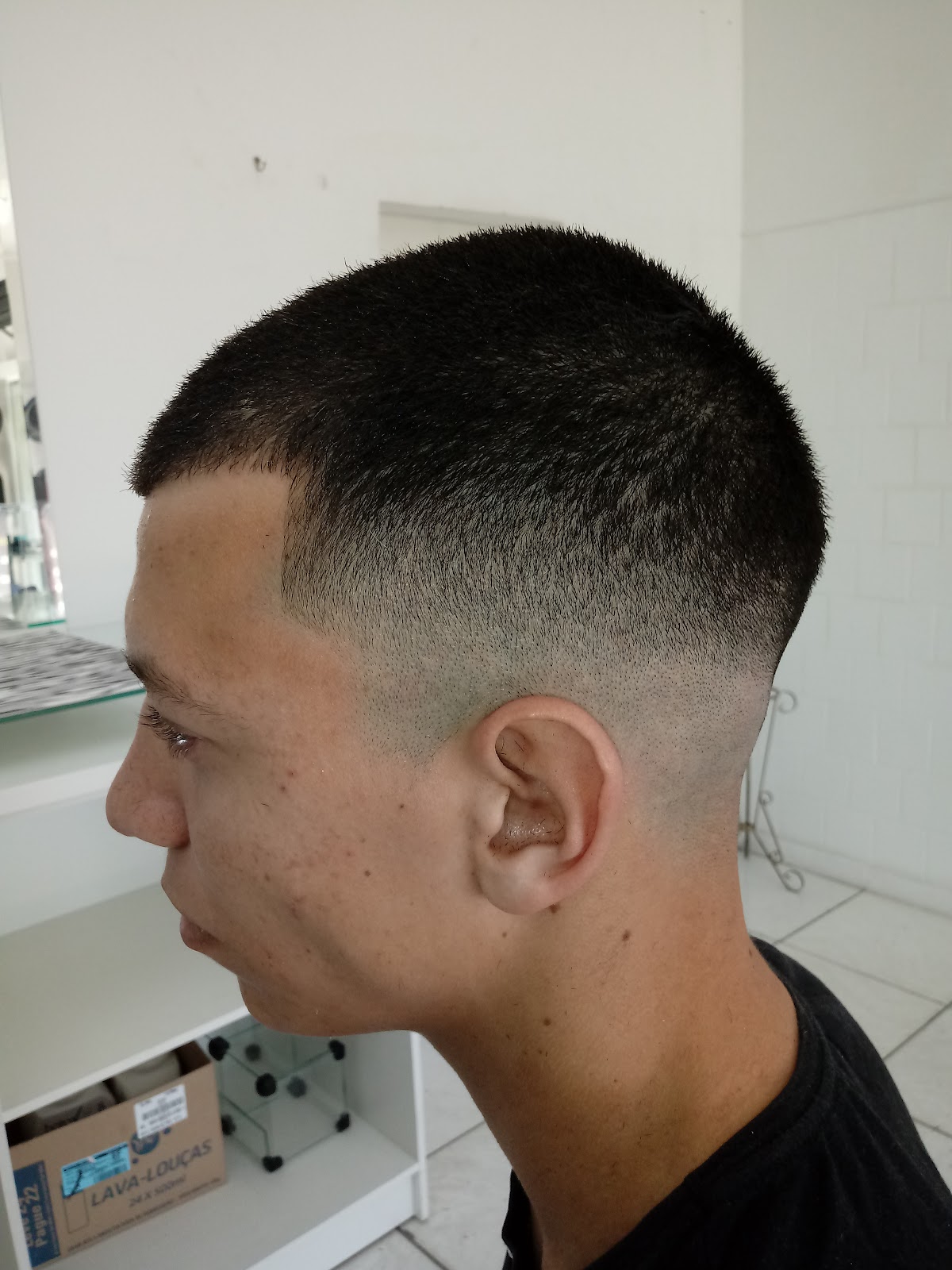 Corte de cabelo com risco definido na Barbearia Ponto 47