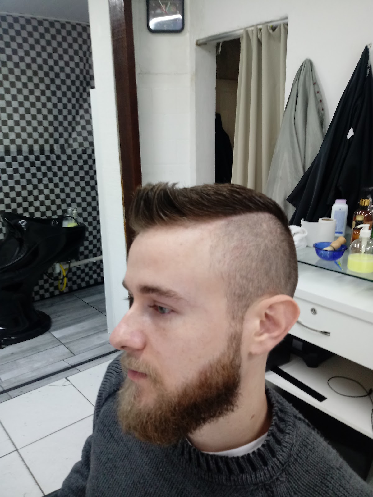 Barba aparada e corte de cabelo feitos na Barbearia Ponto 47